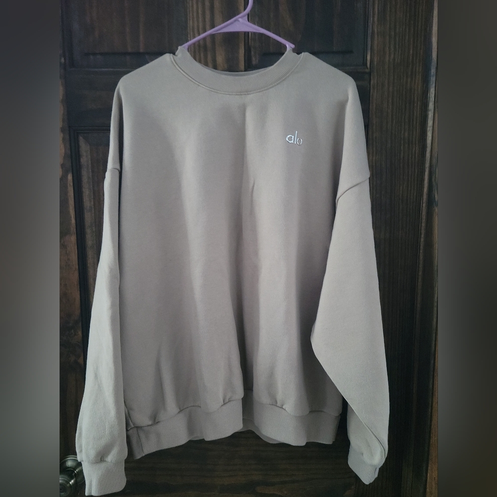 Alo accolade crew neck in Gravel - size large.